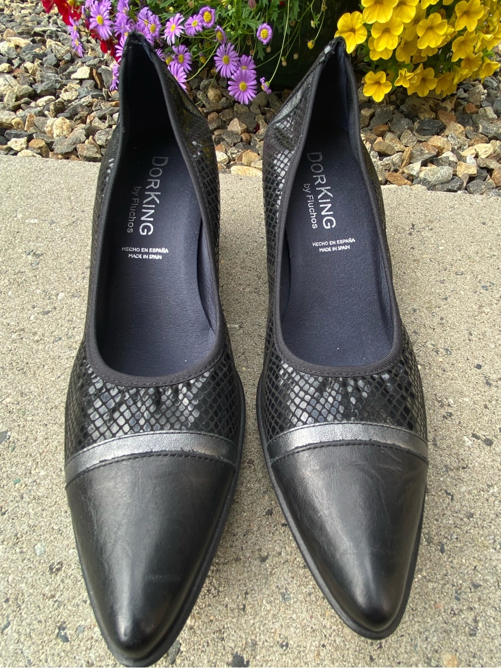DorKing by Fluchos Women's Black Pointed-Toe Flats in Leather